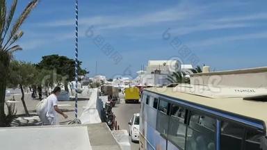 伊阿城景，希腊圣托里尼岛。 公共汽车经过一条小路。 交通堵塞。